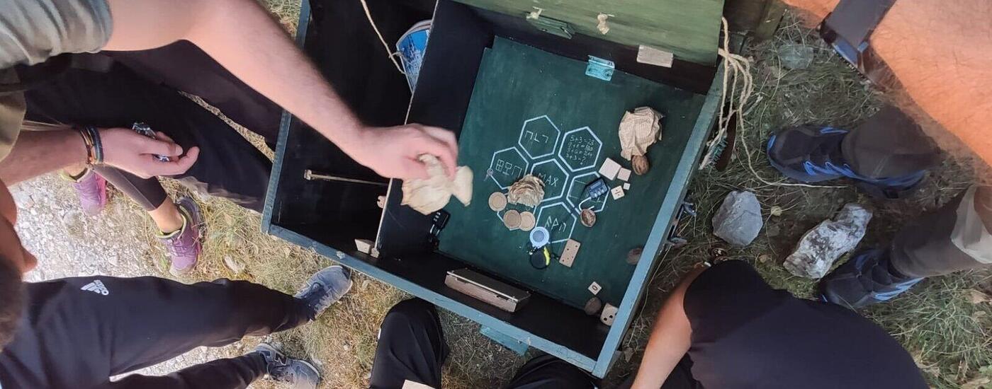 Puzzle logic cu hexagoane într-un joc Code2Connect