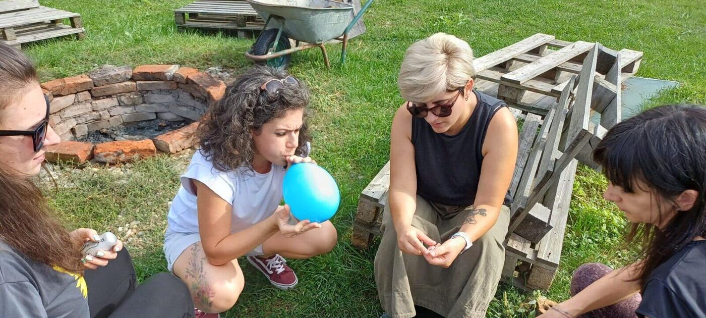 Echipă Code2Connect colaborând la un joc în aer liber