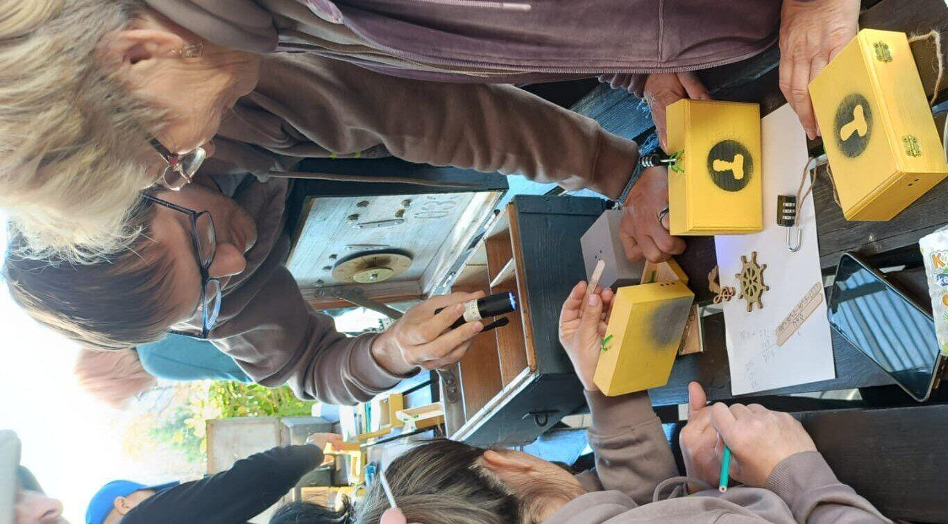 Cutii cu lacăte descoperite la un Treasure Hunt Code2Connect