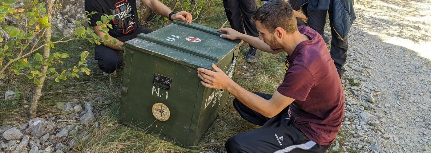 Experiență personalizată Code2Connect, ladă cu busolă descoperită